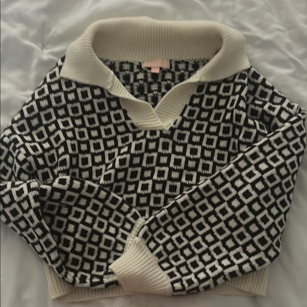 Versona Black and Crème Cropped Sweater
